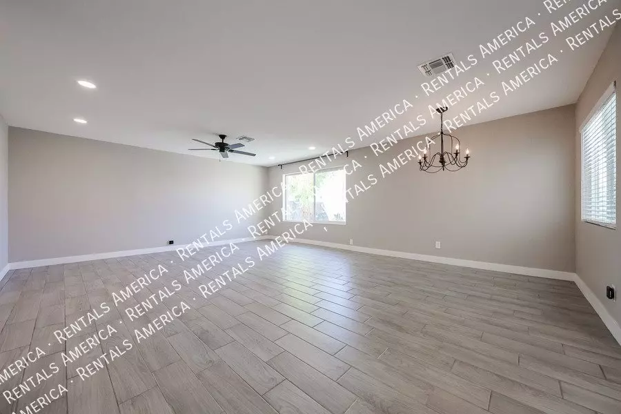 2902 W Straford Dr photo 5