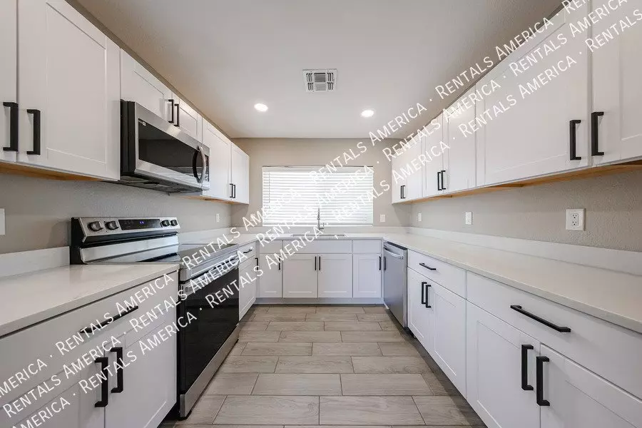 2902 W Straford Dr photo 2