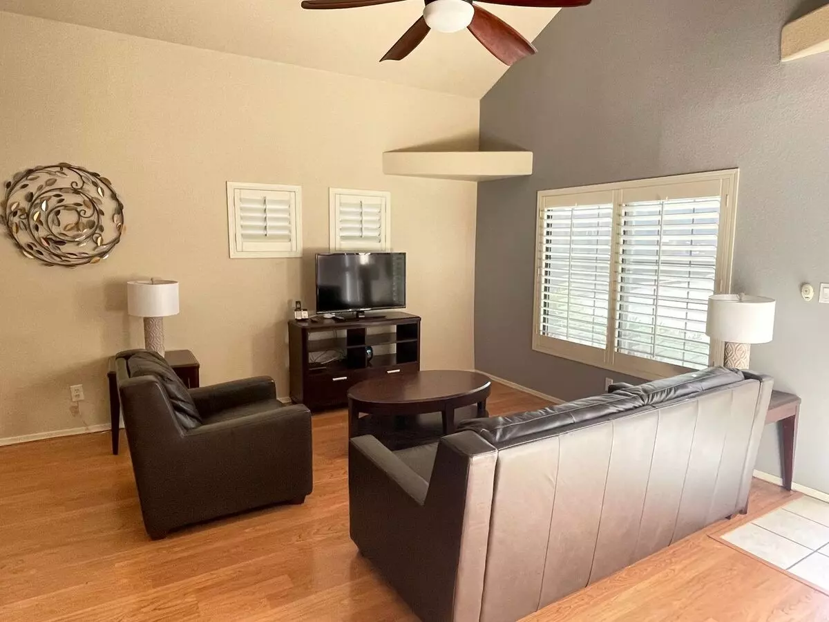 Fully Furnished 2 Bedroom, 2 Bath, 2 Car Garage Community Pool photo 2