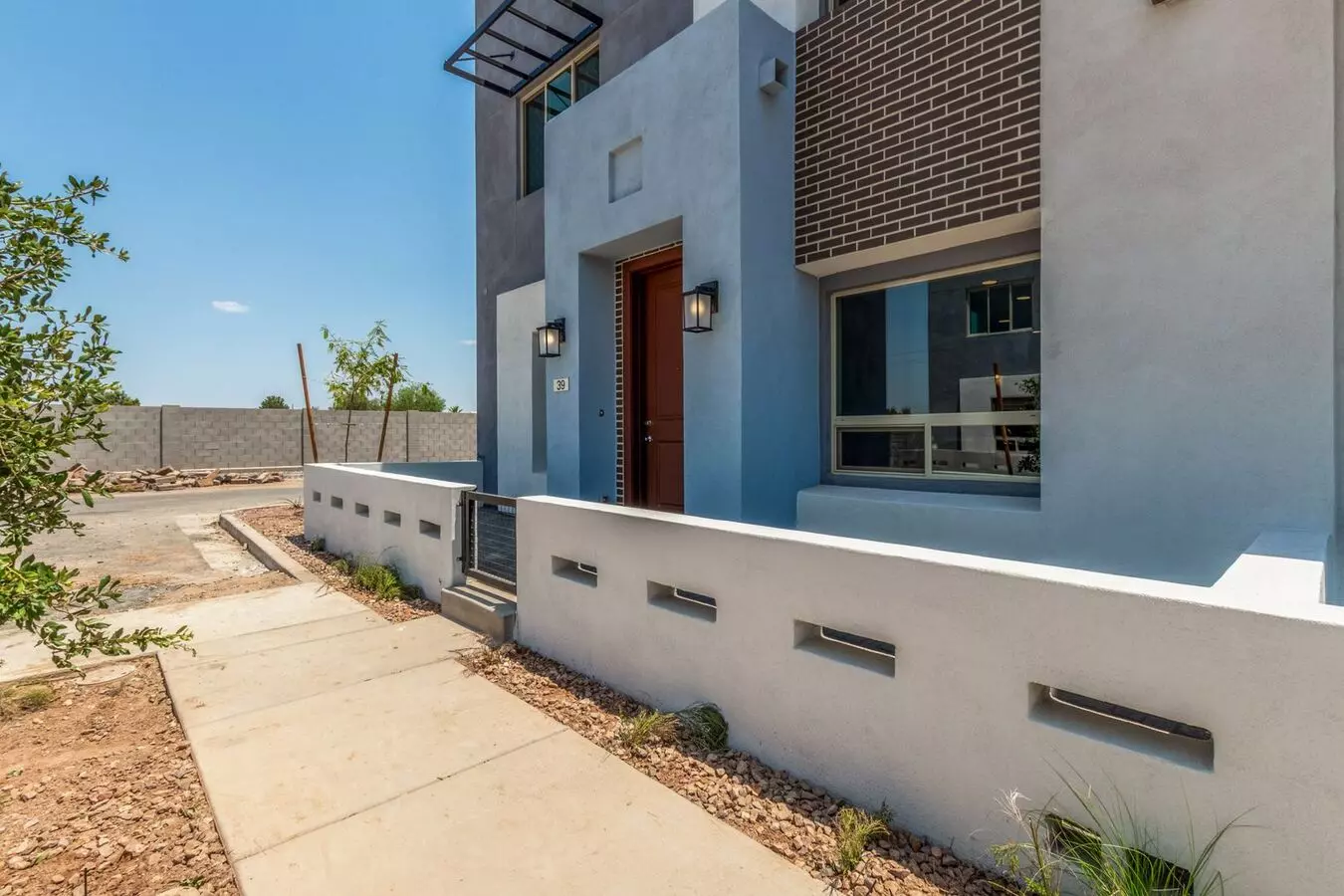 Brand New Build! Massive Modern 4 Bedroom/4.5 Bathroom Townhome In The Heart Of Chandler. photo 3