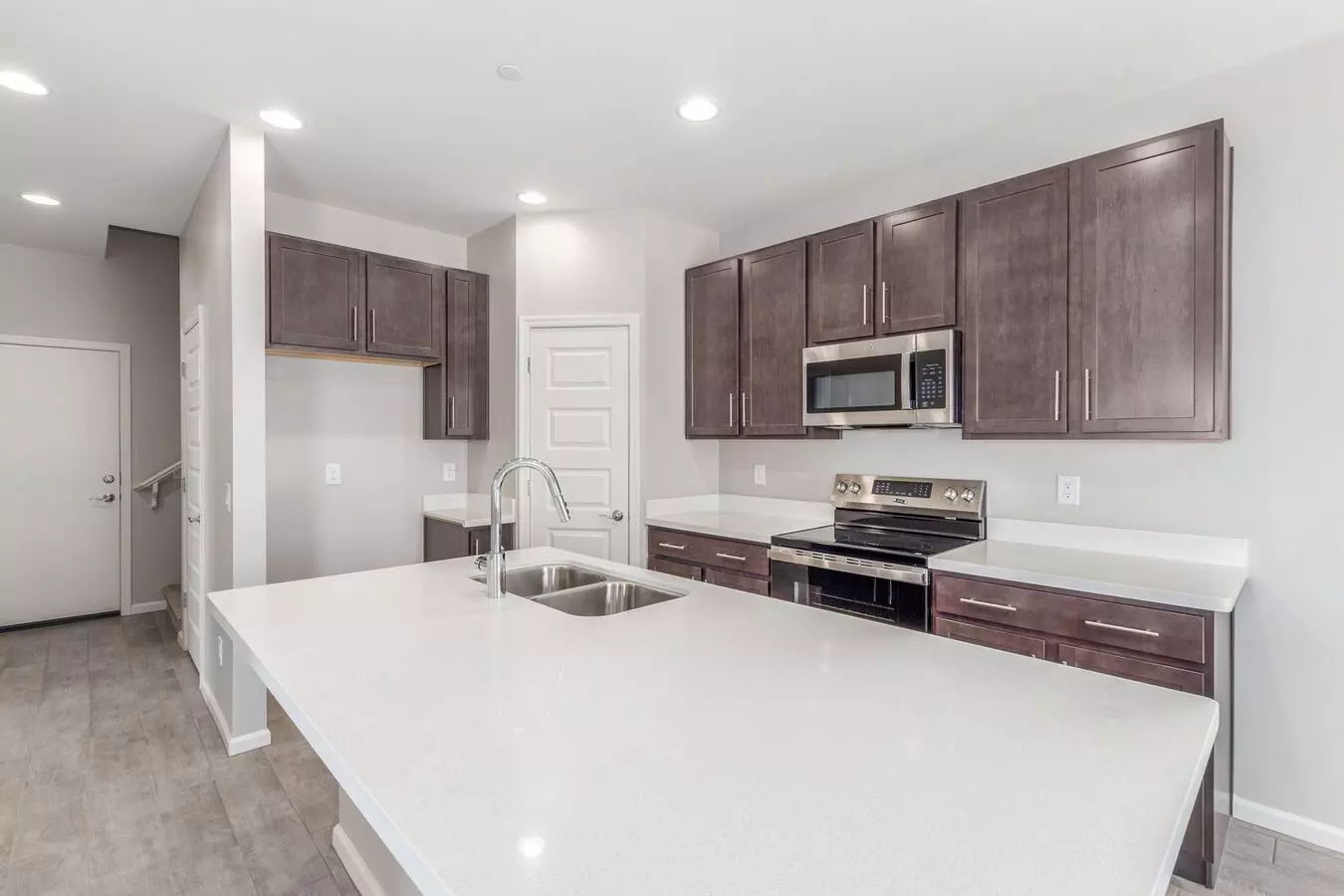 Brand New Build! Massive Modern 4 Bedroom/4.5 Bathroom Townhome In The Heart Of Chandler. photo 4
