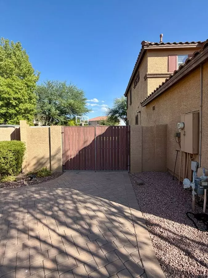 Spacious 6-bedroom, 2.5-bathroom Home In Chandler, Welcome To The Family Friendly Community Of Sun Groves Sitting On Nearly 18,000 Sq Ft And One Of The Largest Lots In The Neighborhood. photo 3