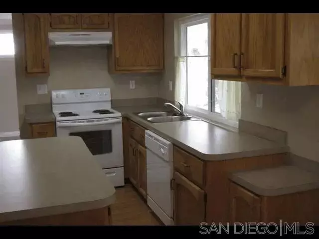 220 Sandstone St Chula Vista, CA 91911 photo 2