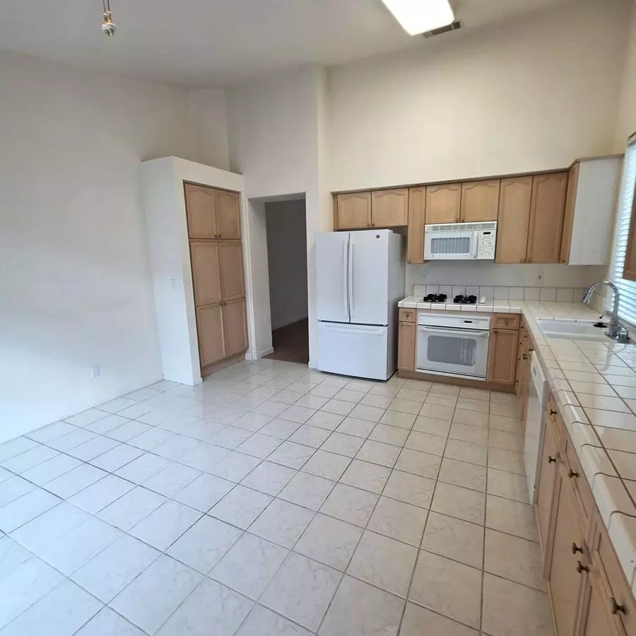 Clayton Single Story 3bd/2ba - Bright Open Living W/new Flooring photo 4