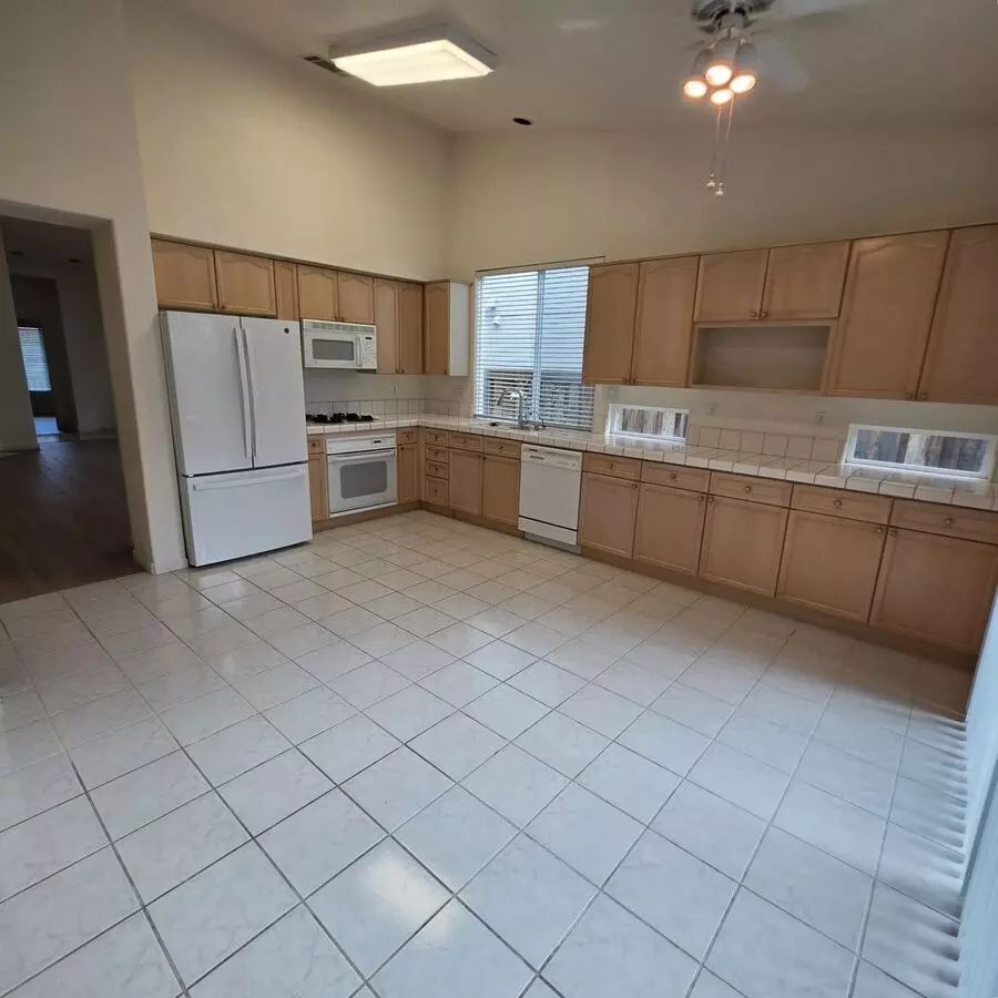 Clayton Single Story 3bd/2ba - Bright Open Living W/new Flooring photo 5