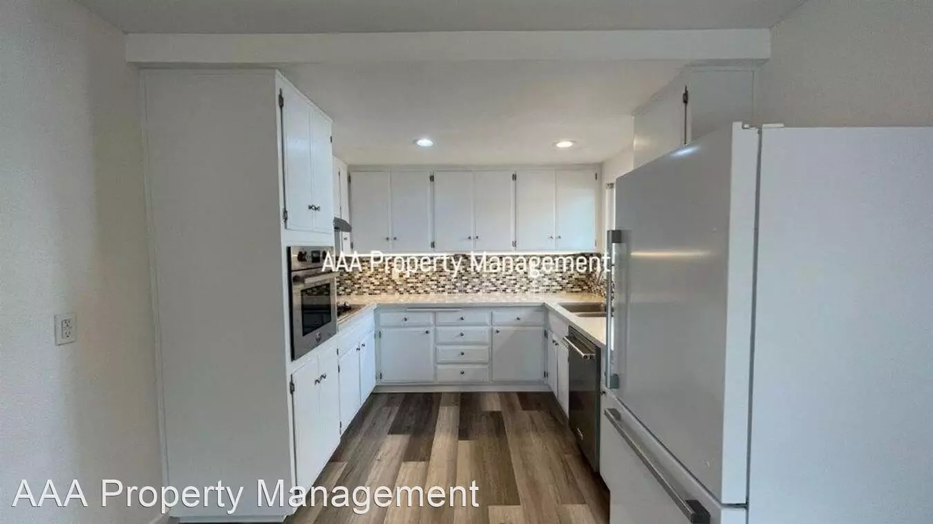 3466 Thunderbird Dr photo 2