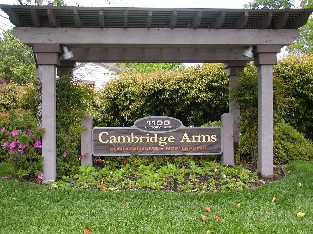 CAMBRIDGE ARMS CONDOMINIUMS photo 5