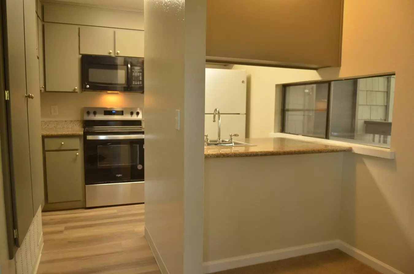 CAMBRIDGE ARMS CONDOMINIUMS photo 3