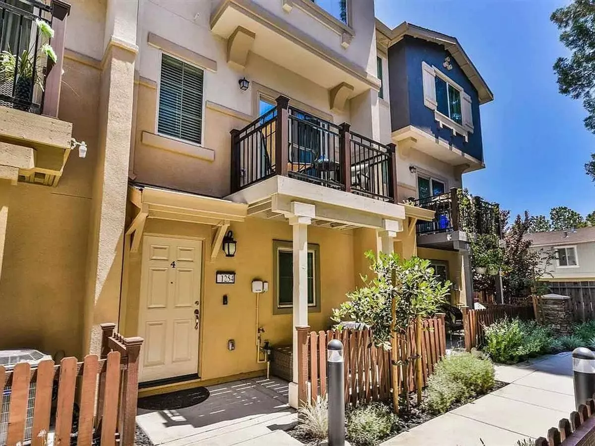 Concord Beautiful 3 Bedroom 3 Bathroom Fully Updated Townhome, Gated Community! photo 3