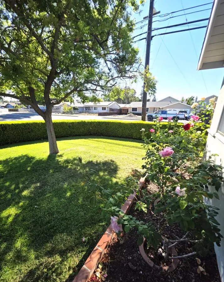 Delightful Single Story 2/2 With Expanded Bath And Beautiful Gardens photo 4