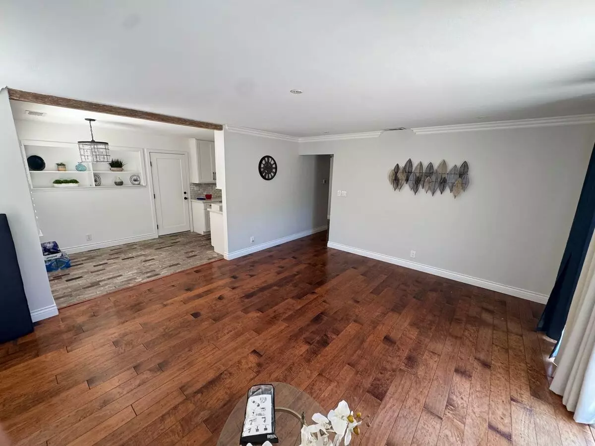 Meticulously Maintained Single-story Home With Private Pool In Canterbury Village! photo 2