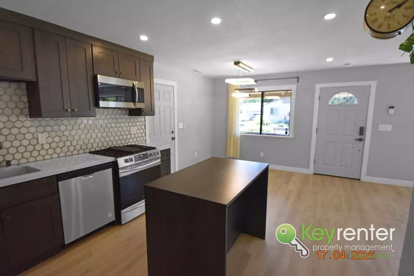 Renovated 4 Bedroom Home With Gourmet Kitchen &amp; Lush Backyard In Concord photo 3