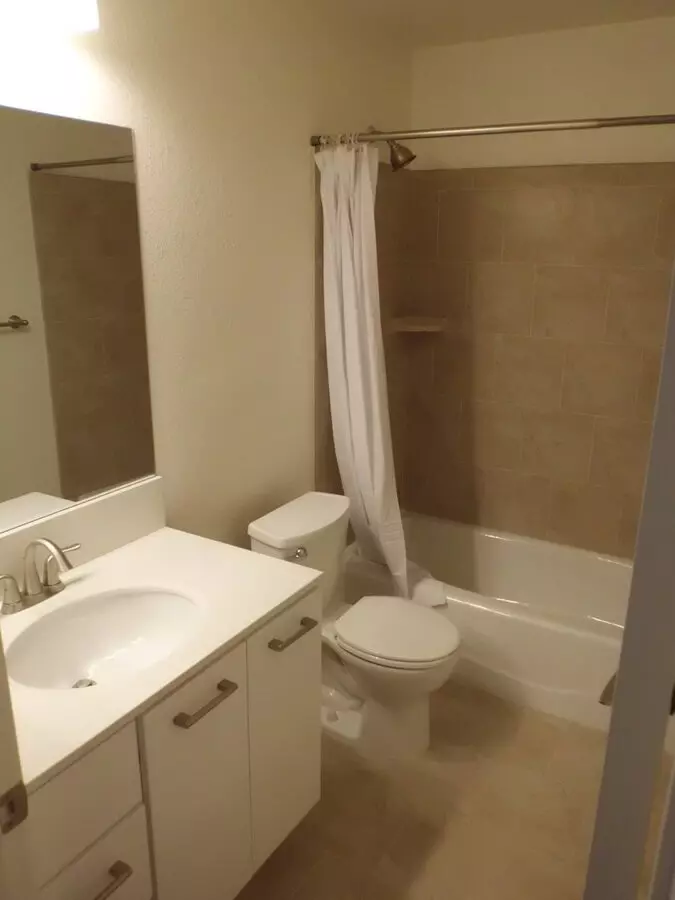 Beautiful 1 Bedroom X1 Bathroom Condo Now Leasing photo 4
