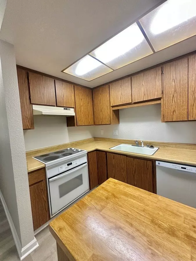 Spacious 2 Bedroom 1 Bath Condo photo 2