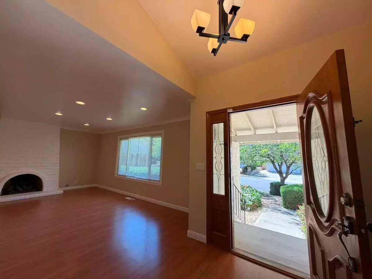 Updated 4bd/2.5ba Concord Home Near Parks, Tennis Courts, Community Amenities photo 3