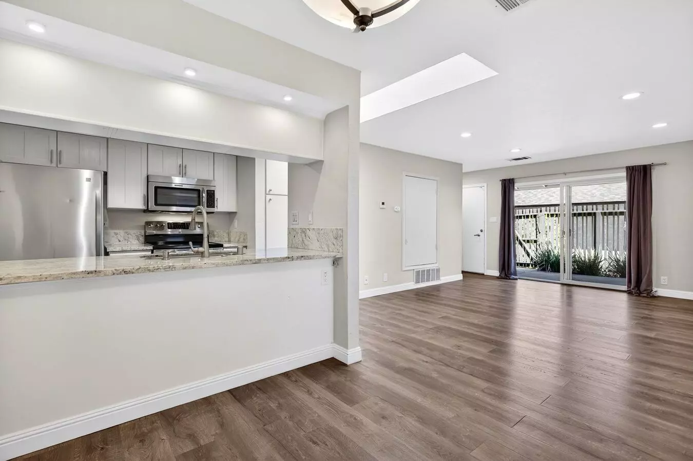 Updated Ground-floor End Unit With Pool Access &amp; No Stairs In West Roundtree! photo 2