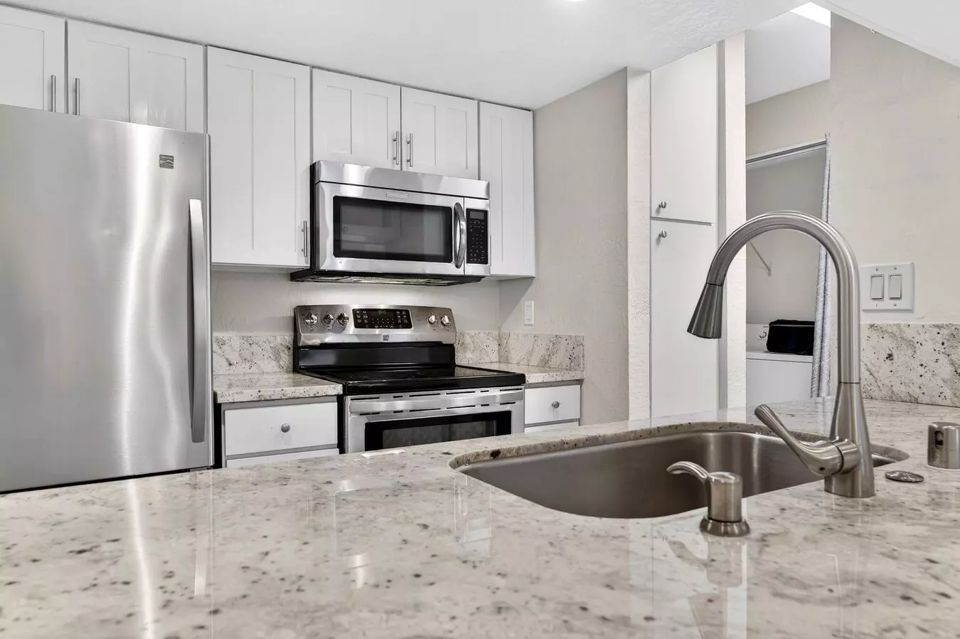 Updated Ground-floor End Unit With Pool Access &amp; No Stairs In West Roundtree! photo 5