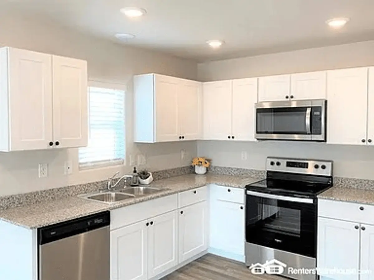 257 W Douglas Ave photo 5