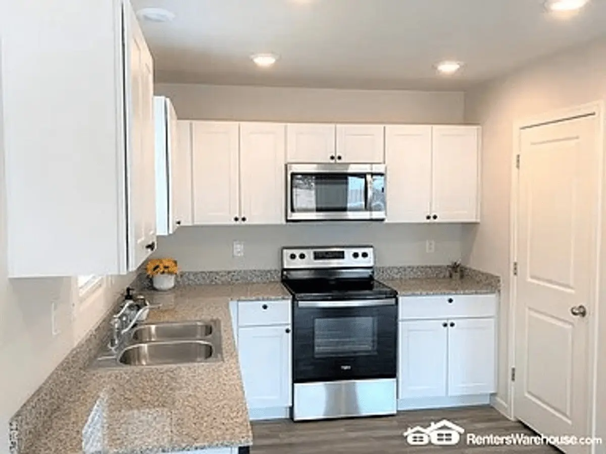 257 W Douglas Ave photo 4