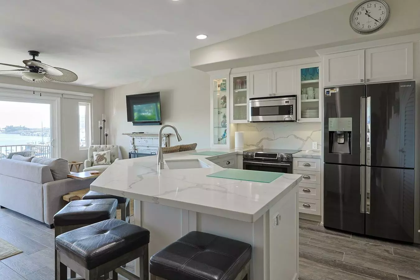 Spectacular 2 Bd/2ba Glorietta Bay Condo. photo 2