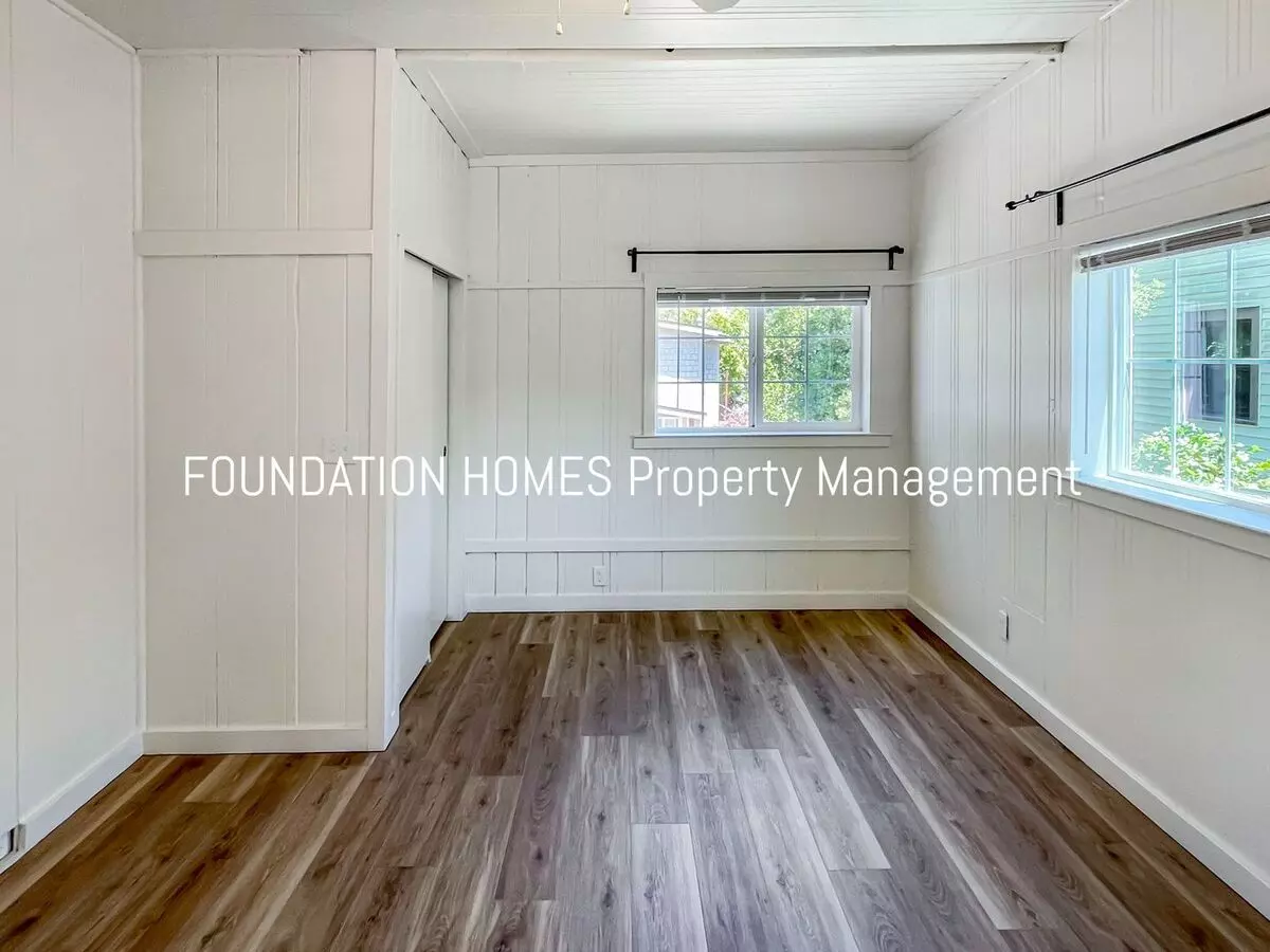 Adorable Downtown Bungalow - A/c - Storage - Foundation photo 3