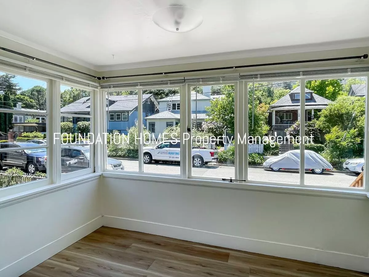 Adorable Downtown Bungalow - A/c - Storage - Foundation photo 4