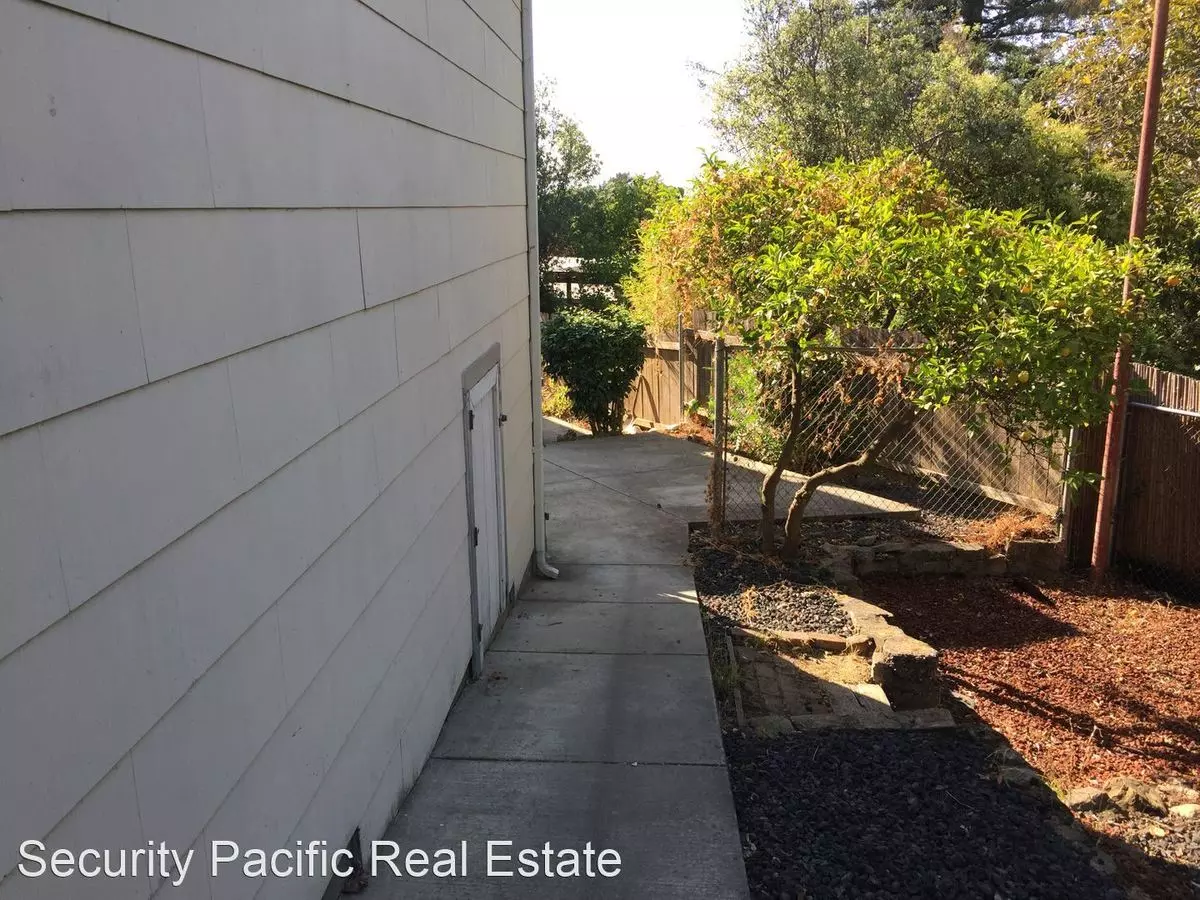 1930 Carquinez Way photo 3
