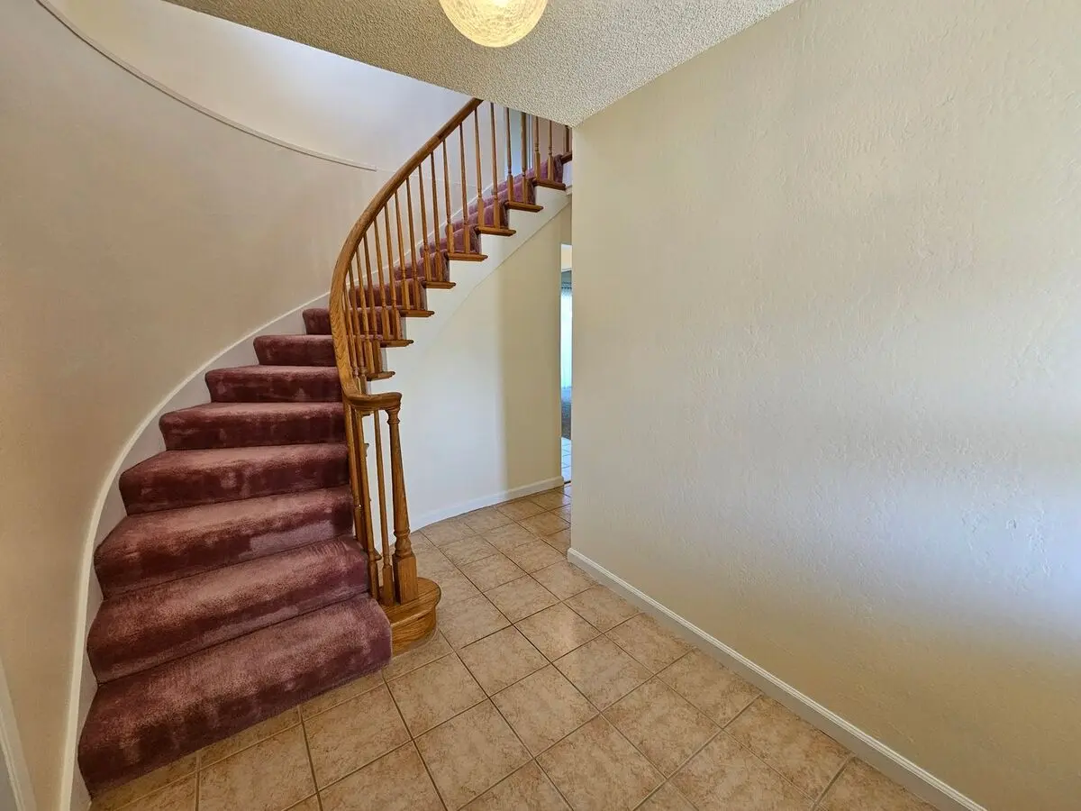 10989 Ronald Way photo 2