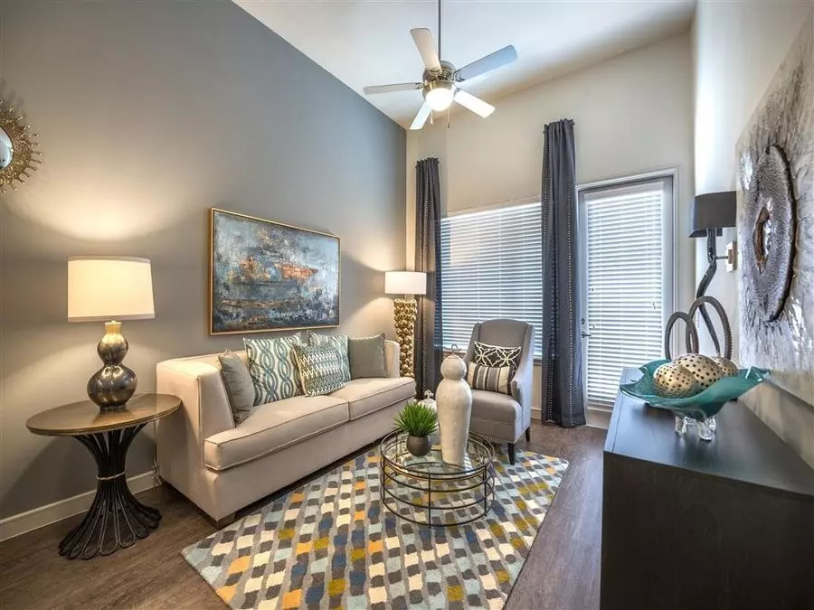 1010 Cadiz Street, Dallas, TX 75215 photo 2