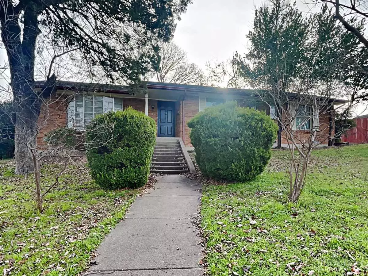 3240 Springwood Lane, Dallas, TX 75233 photo 4