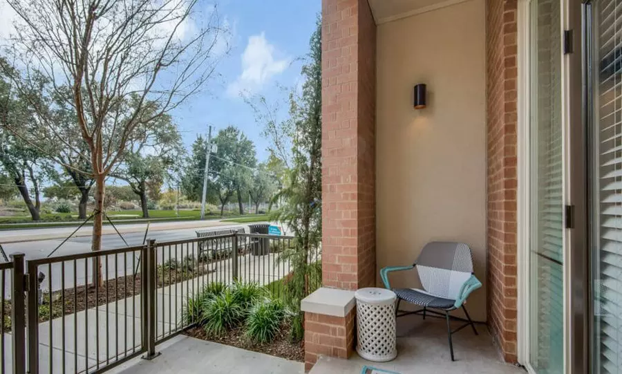 5753 Sadler Circle, Dallas, TX 75235 photo 5