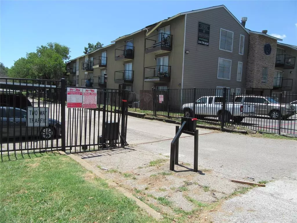 7126 Holly Hill Drive, Dallas, TX 75231 photo 4