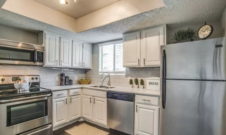 9917 Whitehurst Drive, Dallas, TX 75243 photo 2