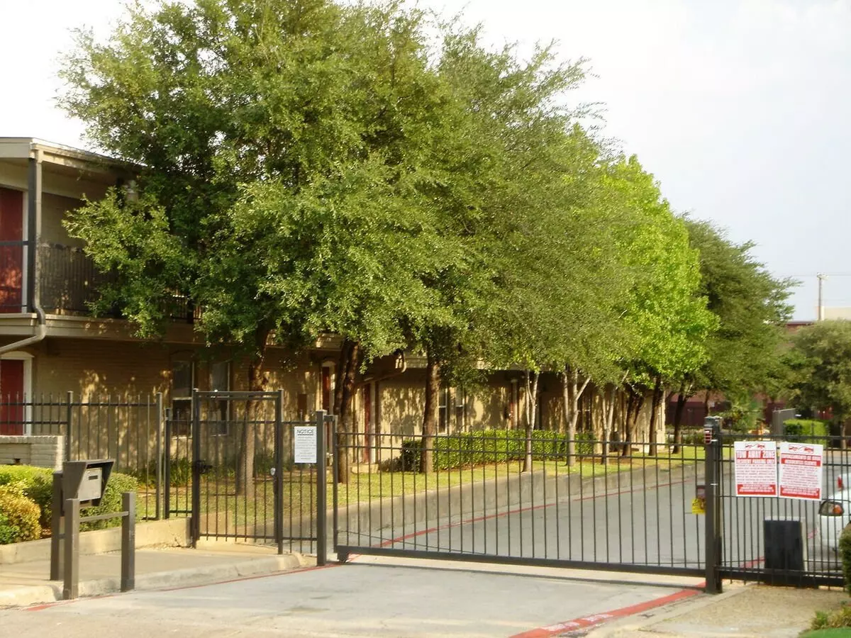 Amherst Oaks photo 5