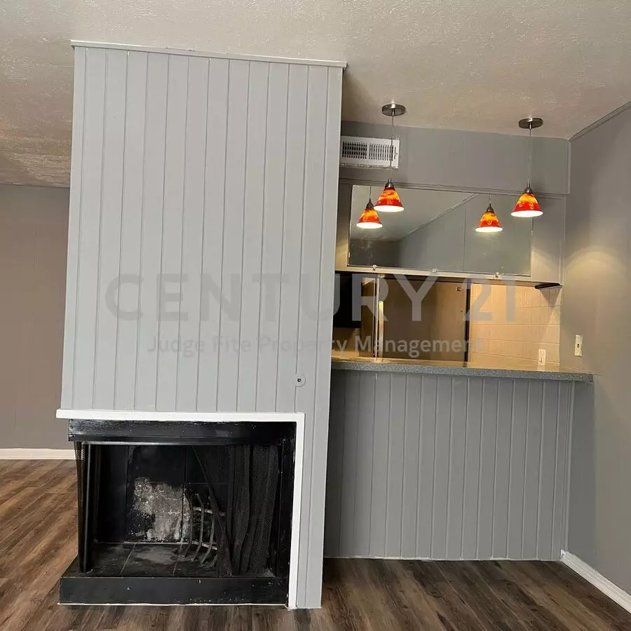 Leasing Incentive! $1150.00 For A 24 Month Lease! Cozy 2-story 1/1 Condo In Oak Lawn! photo 2