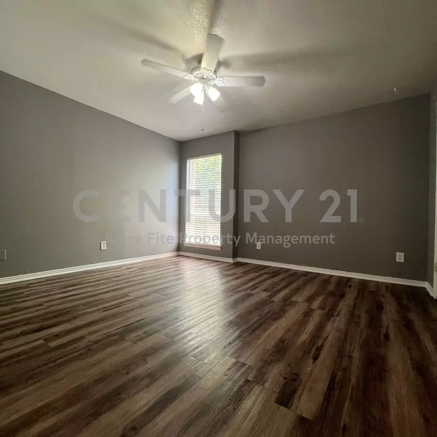 Leasing Incentive! $1150.00 For A 24 Month Lease! Cozy 2-story 1/1 Condo In Oak Lawn! photo 4