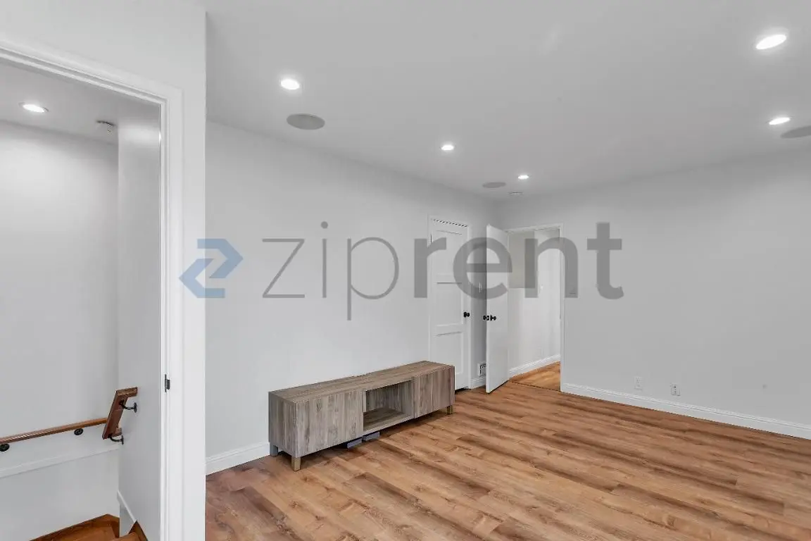 175 Westlawn Ave photo 4