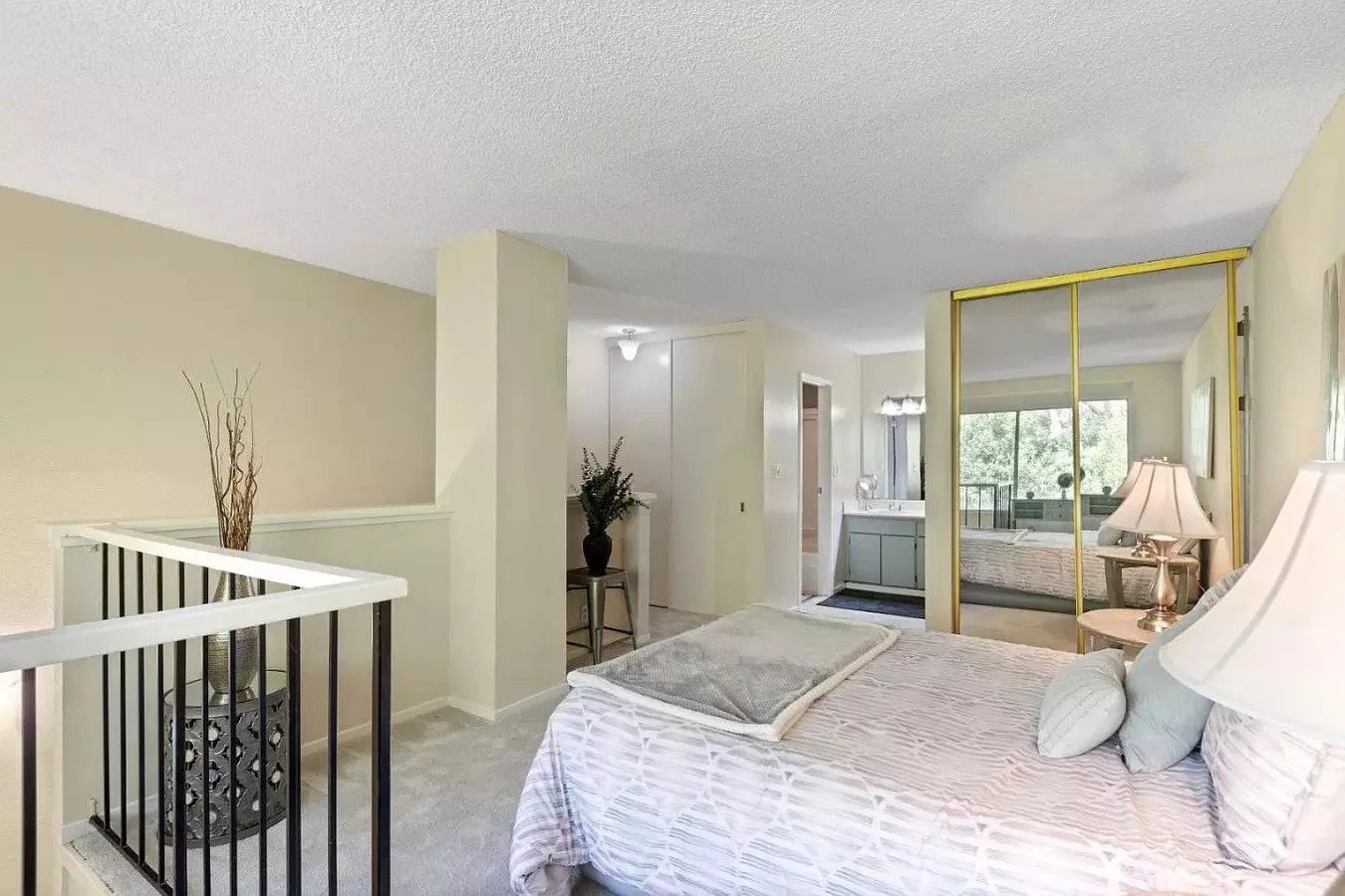 Townhouse-style Condo, Ideally Located In The Desirable Crown Colony photo 5