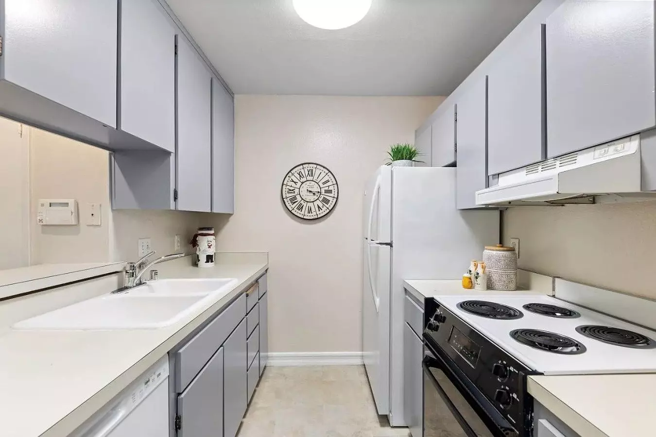 Townhouse-style Condo, Ideally Located In The Desirable Crown Colony photo 4