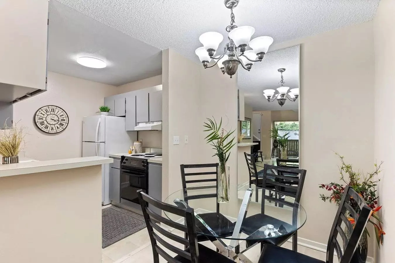 Townhouse-style Condo, Ideally Located In The Desirable Crown Colony photo 3