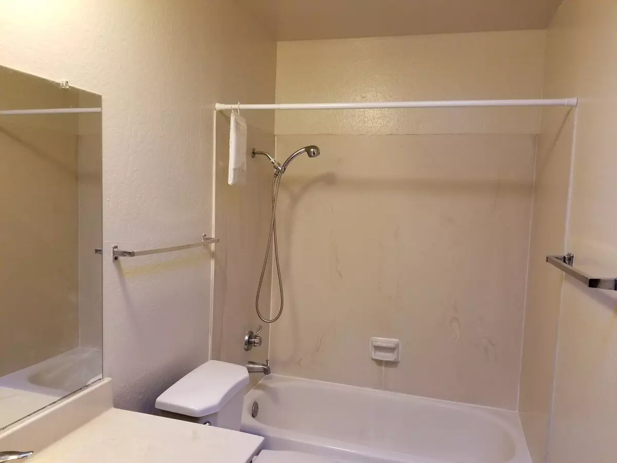 Gorgeous 3 Bedroom, 2 Bath Home In Great Location photo 3