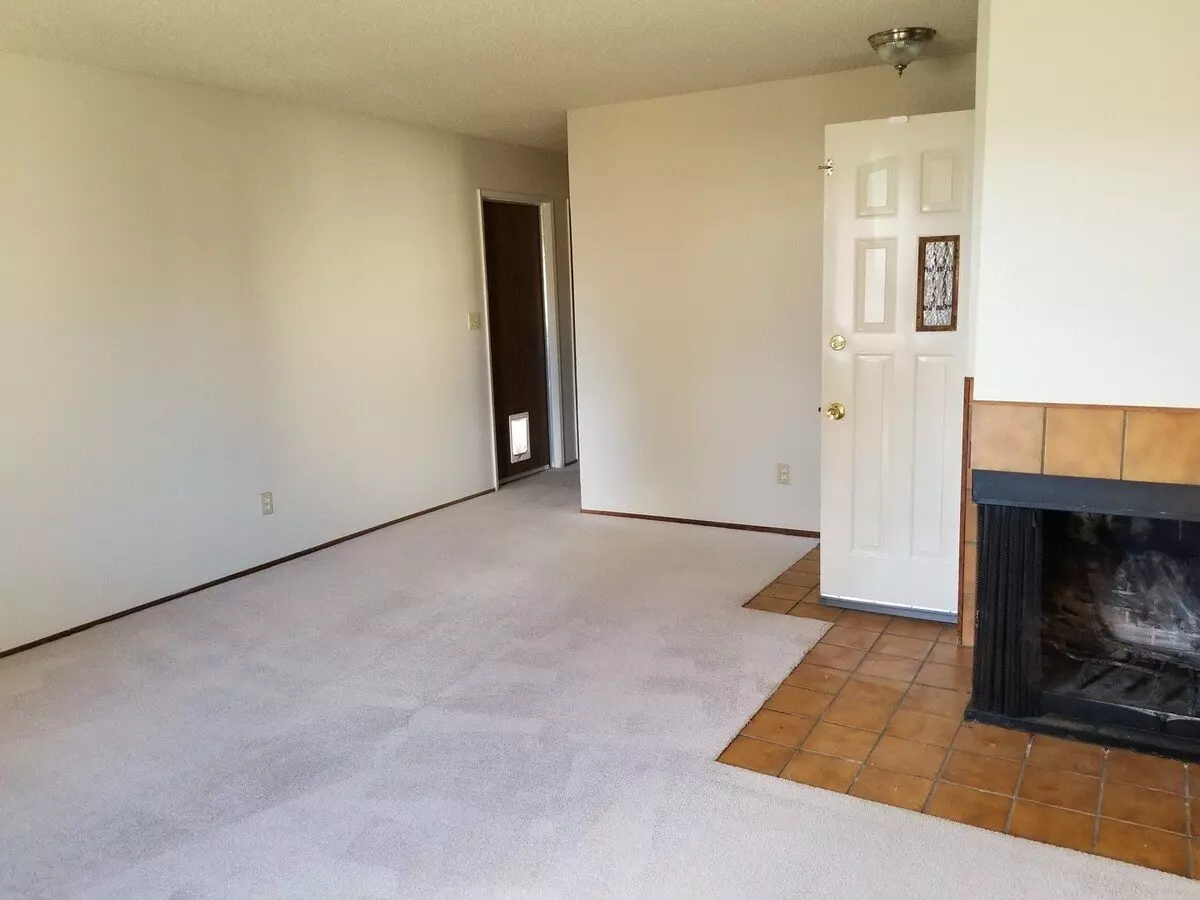Gorgeous 3 Bedroom, 2 Bath Home In Great Location photo 2