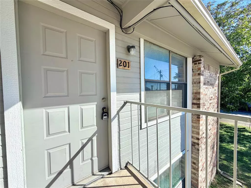 2526 W Prairie photo 3