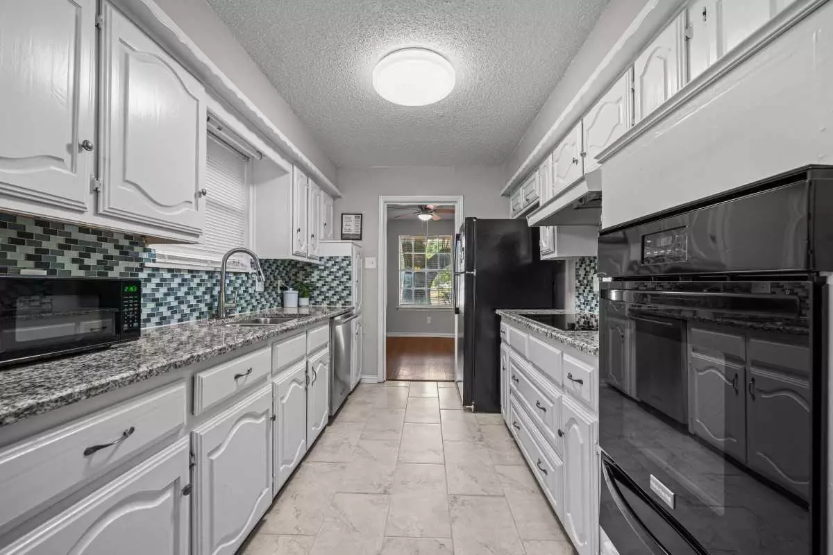 Greenbriar Dr photo 3