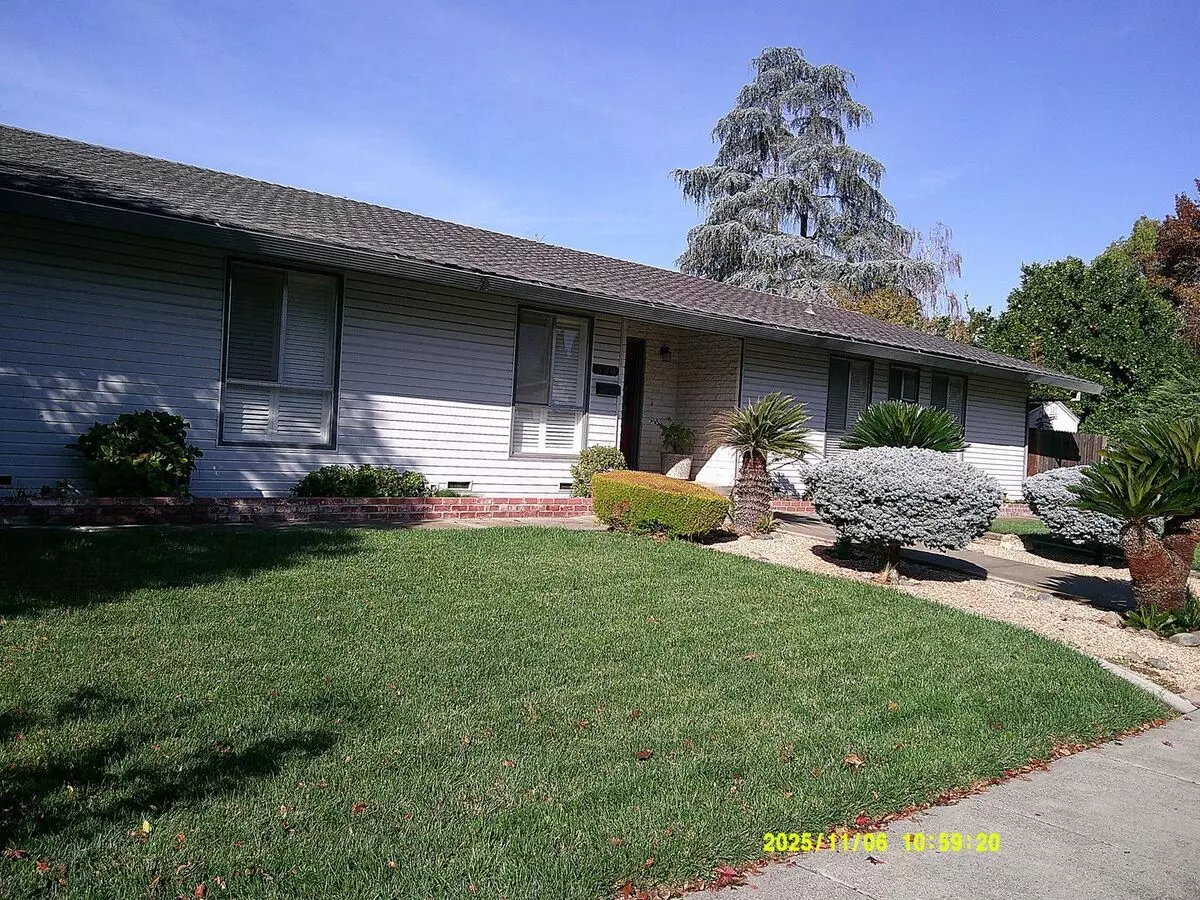 390 S Almond St photo 4