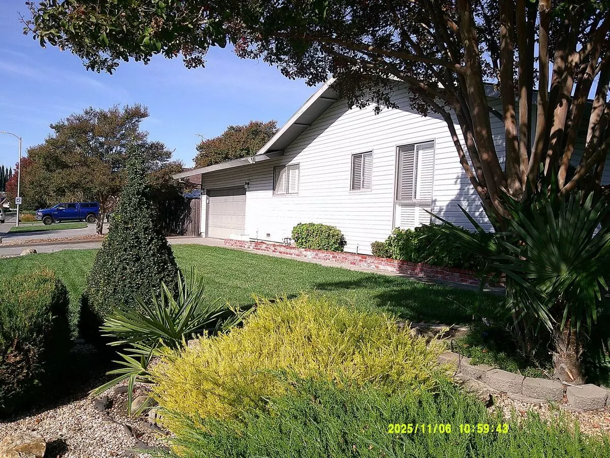 390 S Almond St photo 5