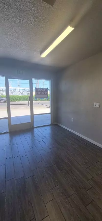 Commercial Property With A Condo Like Space On The 2nd Floor - Endless Possibilities photo 2