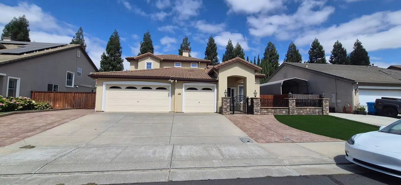 Spacious Dixon Home On A Huge Lot In Pheasant Run - 5/3