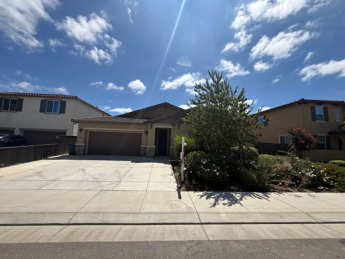Stunning Single-level Home In Valley Glen! photo 2