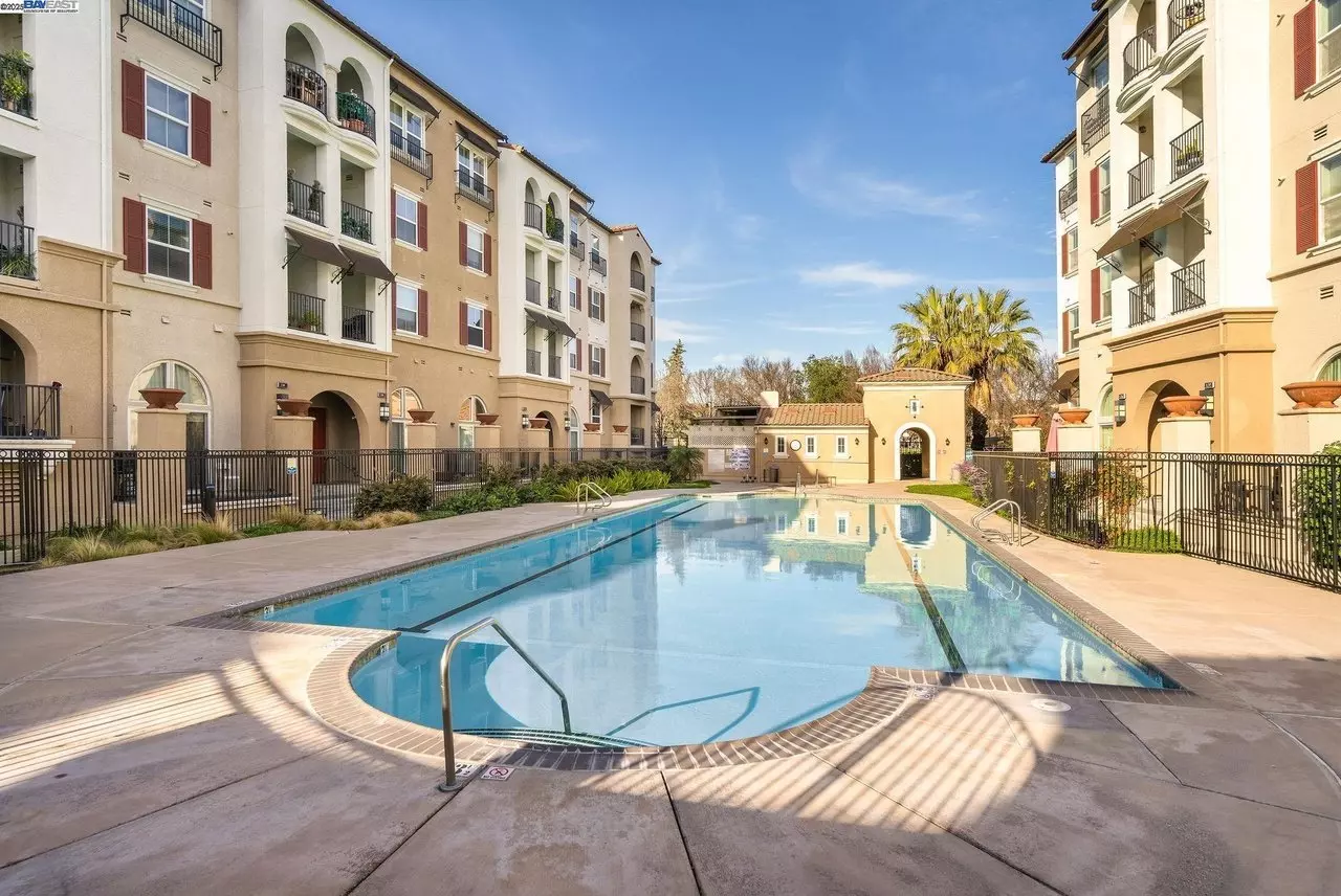 Perfect Shape Luxury Condo in the Terraces at Dublin Ranch photo 5